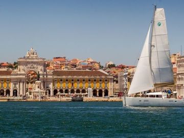 Rent per 2 hours: Lisbon view from the Tagus river