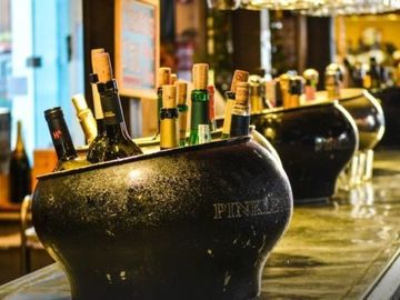 Rent per 2 hours: Wine tasting on board