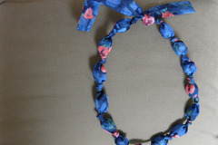 Vente au détail: collier en boules de tissus vintage imprimé bleu vif
