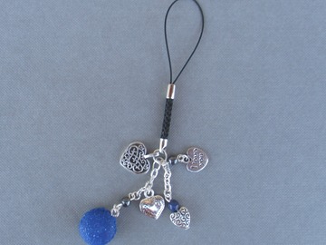 Sale retail: bijou de sac ou grigri macaron bleu pailleté et coeurs 