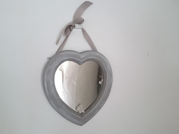 Vente au détail: Miroir coeur en bois patiné suspendu et son angelot 