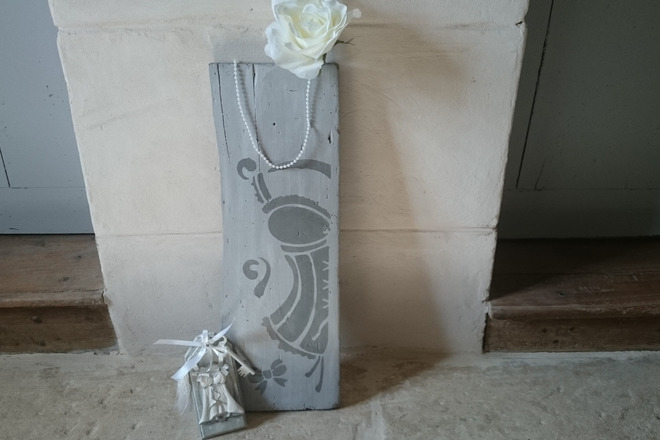 Décoration planche en bois brut et bustier/corset shabby 