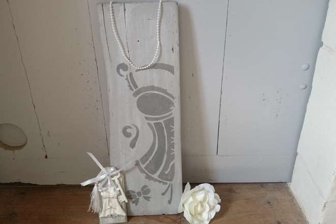 Décoration planche en bois brut et bustier/corset shabby 
