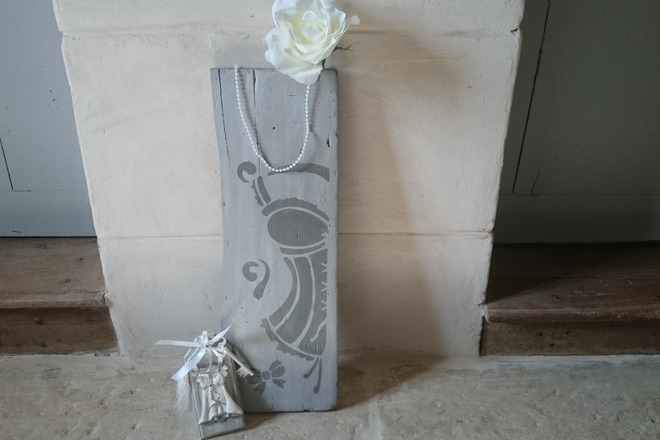 Décoration planche en bois brut et bustier/corset shabby 