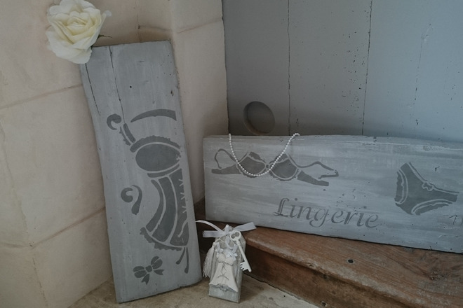 Décoration planche en bois brut et bustier/corset shabby 
