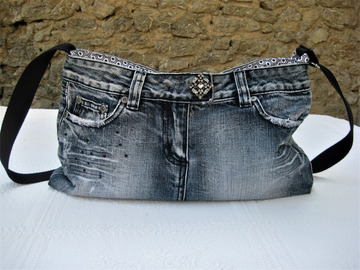 Vente au détail: Sac à bandoulière réalisé à partir d'une jupe en jean