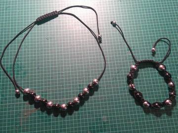 Vente au détail: parure collier et bracelet noir et argent shamballa