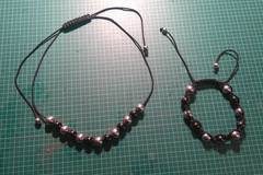 Vente au détail: parure collier et bracelet noir et argent shamballa