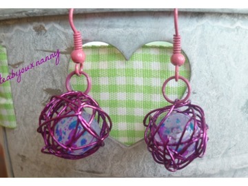 Sale retail: Boucles d'oreille boule fil aluminium violet, perle verre gr