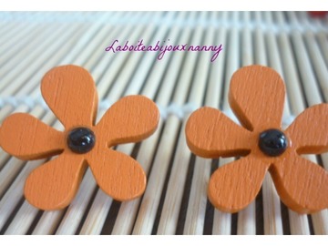 Vente au détail: Boucles d'oreille fleur en bois orange et petit cabochon noi