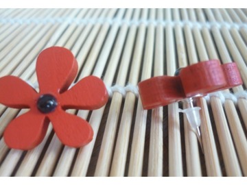 Sale retail: Boucles d'oreille fleur en bois rouge et petit cabochon noir