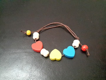 Sale retail: bracelet enfant avec perles coeur en bois colorés
