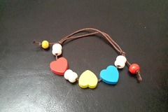 Vente au détail: bracelet enfant avec perles coeur en bois colorés