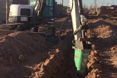 En alquiler: excavadora con martillo , para suelos duros 