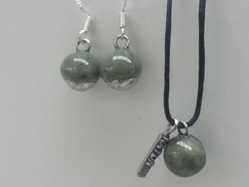 Vente au détail: Parure collier et paire de boucle en céramique  gris 