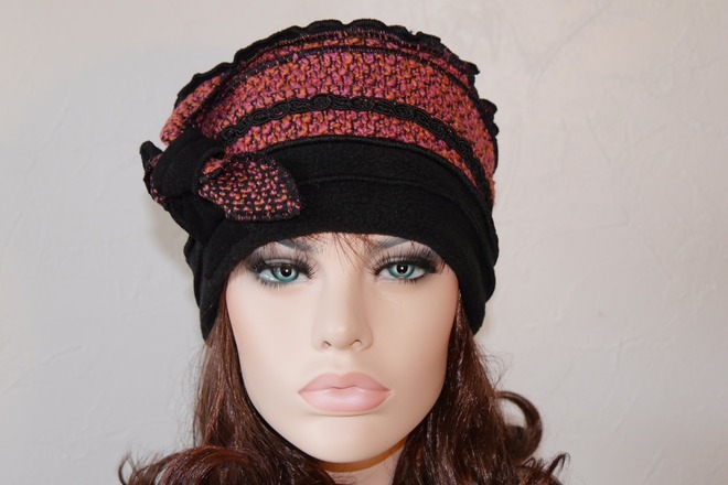 Bonnet toque rose et noire en polyester et laine Nina 18 
