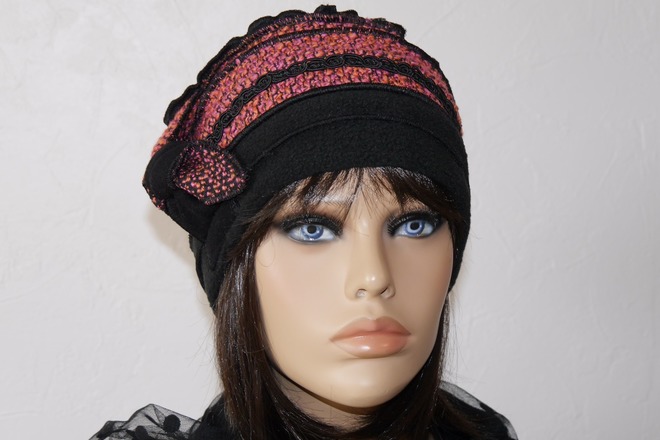 Bonnet toque rose et noire en polyester et laine Nina 18 