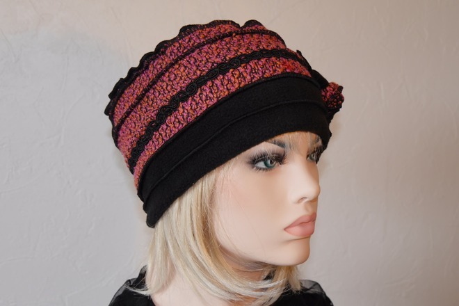 Bonnet toque rose et noire en polyester et laine Nina 18 