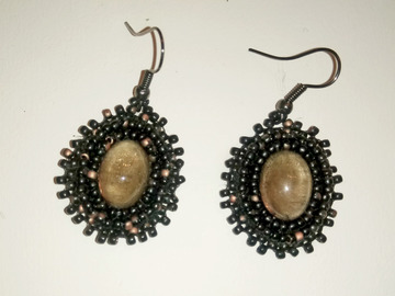 Sale retail: Boucles en perles brodées autour d'un quartz fumé