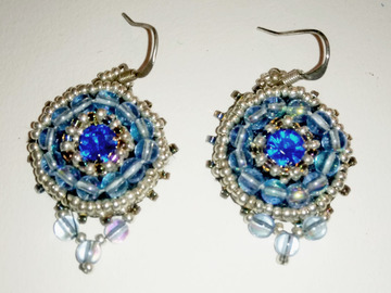 Vente au détail: Boucles  en perles brodées bleues et argent