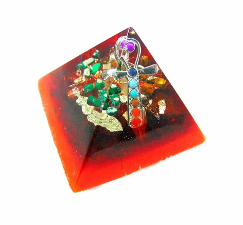 Orgonite pyramide énergétique croix de vie Ankh 