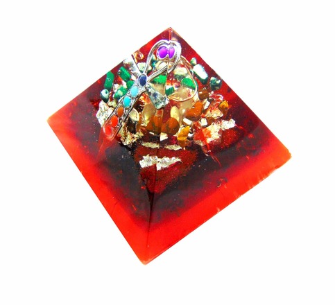 Orgonite pyramide énergétique croix de vie Ankh 