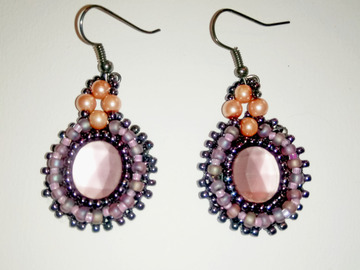Vente au détail: Boucles  en perles brodées vieux rose et gris