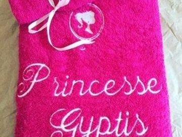 Sale retail: Serviette de toilette Brodée "Princesse + Prénom" et son Gan