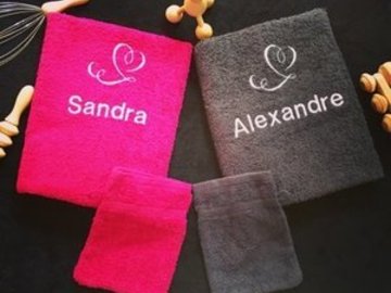 Sale retail: Lot de deux serviettes toilettes Amoureux Prénoms + 2 gants
