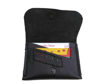 Sale retail: Porte carte en cuir noir avec  touche de couleur