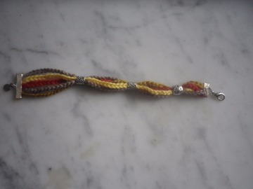 Vente au détail: Bracelet en laine et perles