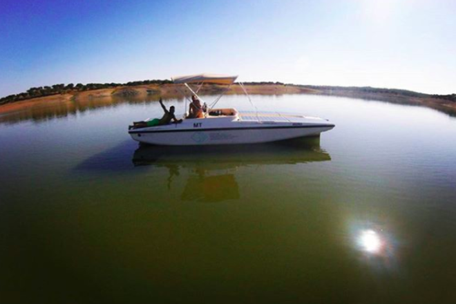 Half Day in a 100% electro-solar boat in Alentejo
