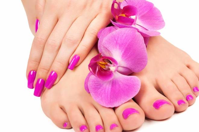 Deep clean facial + collagen + regular mani/pedi + Blow dry
