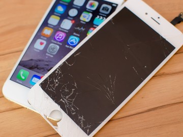 Offering Services: iPhone LCD screen replacement with labor and parts included 