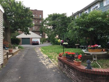 Daily Rentals: Open spot in private driveway in Bayonne, NJ (20 min NYC)