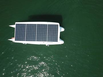 Rent per hour: Lisbon Solar Boat - Max. 8 people