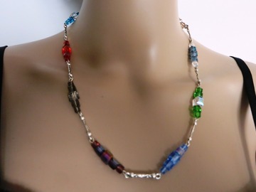 Vente au détail: ELLEN, parure collier et boucles d'oreilles en cristal . 