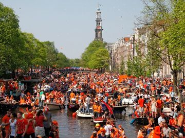 Rent per 3 hours: Kings day on a solar Boat