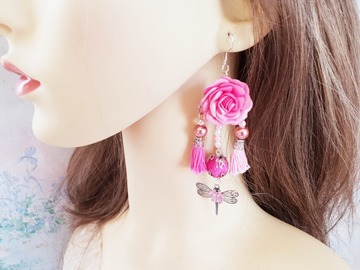 Sale retail: Boucles d'oreilles rose vif fleur pompon 