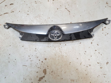Selling with online payment: 2013 Toyota RAV 4 - Trunk Lind Handle/Moulding