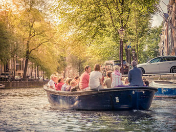 Rent per person: Poetry on a Boat | Amsterdam