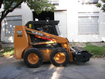 En alquiler: Alquilo minicargadora con accesorios