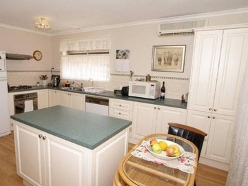 Renting out:  Avondale Heights VIC ,Room for rent