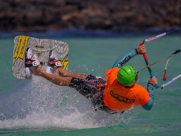 Course & Accomodation: 7 nights + 5 kite courses