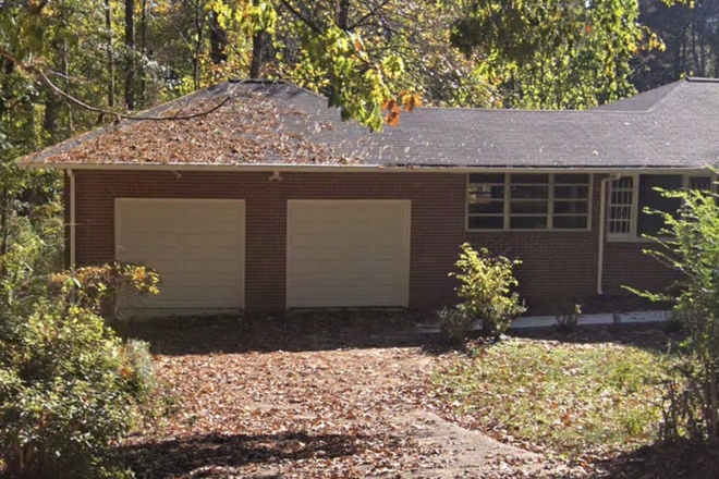 Atlanta GA, Two Car Garage & Drive for Long term Airport Parking.