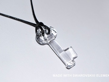 Sale retail: SWAROVSKI Pendentif cristal blanc clé sur cordon ciré
