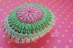 Vente au détail: Mandala dot art sur galet peint a la main aux couleurs rose, vert