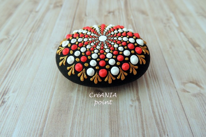 Galet mandala peint a la main pour zen decor et yoga decor