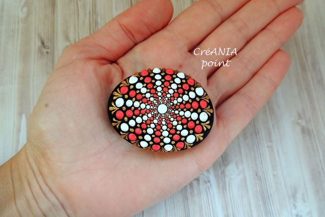 Galet mandala peint a la main pour zen decor et yoga decor