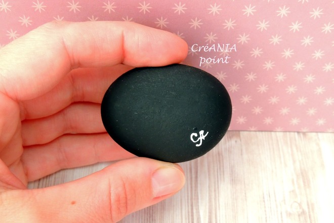 Galet mandala peint a la main pour zen decor et yoga decor